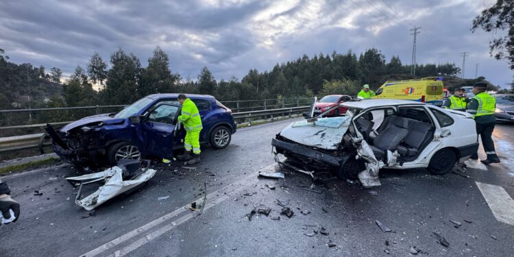 Excarcelan a una persona tras un choque entre dos vehículos