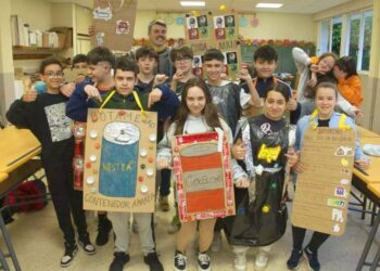 Estudiantes de Vigo se disfrazan de basura para concienciar sobre el medio ambiente