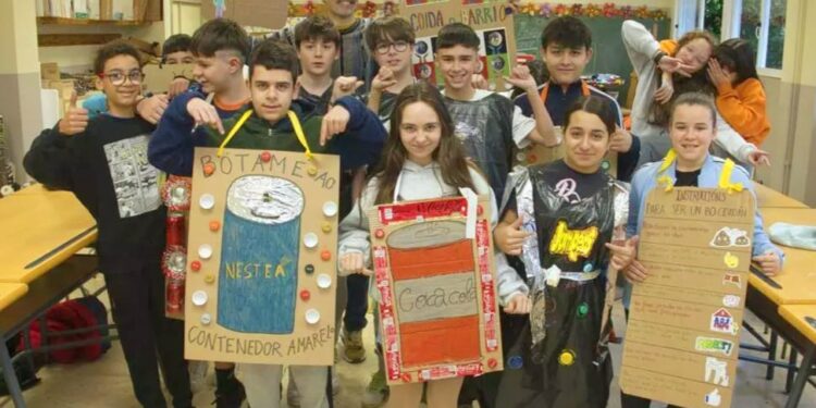 Estudiantes de Vigo se disfrazan de basura para concienciar sobre el medio ambiente