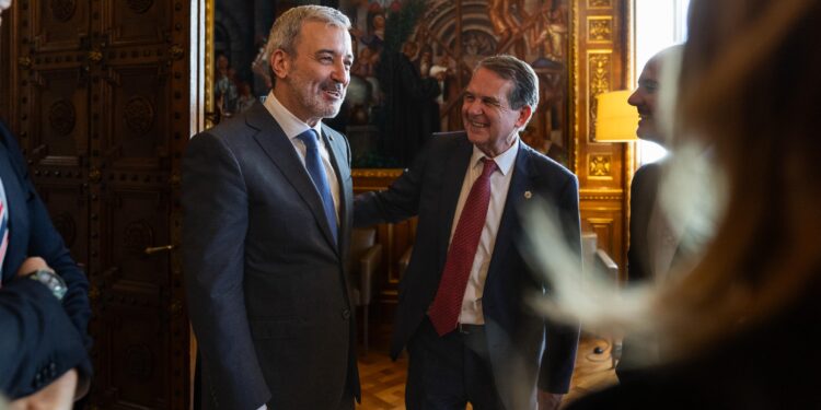 Caballero viaja a Barcelona e invita al alcalde y al presidente de la Generalitat a visitar Vigo