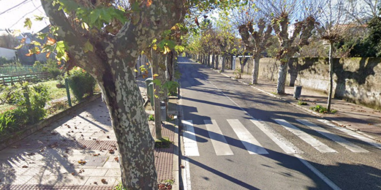 Los bomberos excarcelan a una mujer tras chocar contra un árbol y volcar su coche en Vigo