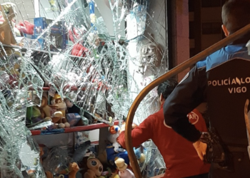 Un conductor se da a la fuga tras estampar un contenedor contra un escaparate: «Casi nos arrolla»