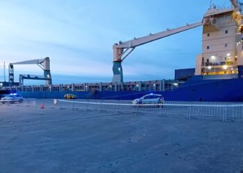 Un carguero con munición se refugia en Vigo tras sufrir un «corrimiento de carga» por los temporales