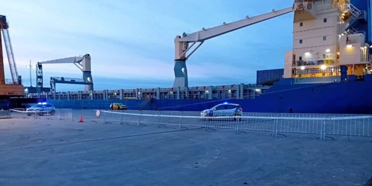 Un carguero con munición se refugia en Vigo tras sufrir un «corrimiento de carga» por los temporales