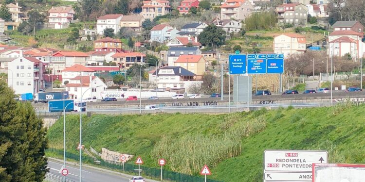 Los atascos regresan a la AP-9 por una avería y un accidente en el puente de Rande