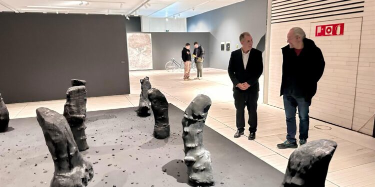 Trece artistas asociados a la Facultad de Belas Artes participan en la muestra ‘Pinturas negras’ del Museo de Pontevedra