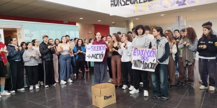 Estudiantes de Arte Dramático de Vigo denuncian coacciones e intimidación de algunos docentes e «inacción» de la Xunta