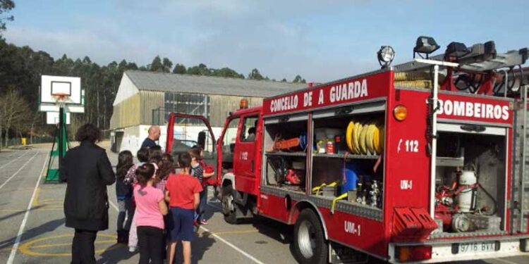 Trasladan a una persona por inhalar humo tras sufrir un incendio en su vivienda