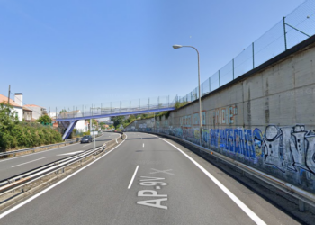Un conductor recibe el impacto de una piedra, lanzada desde un puente de la AP-9 en Vigo