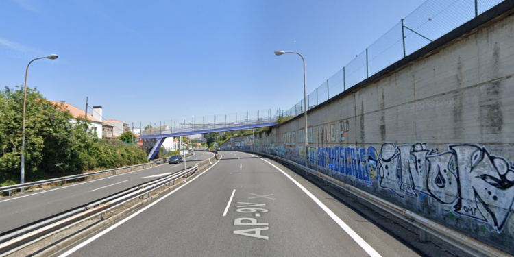 Un conductor recibe el impacto de una piedra, lanzada desde un puente de la AP-9 en Vigo