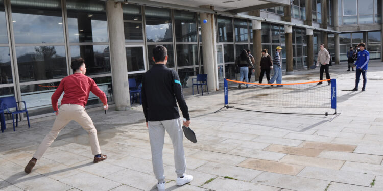 El deporte de raqueta que llega de EEUU y ya cosecha éxitos se apunta a la UVigo