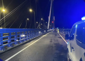 Un operativo de Policía y Bomberos evita que un hombre se arroje desde Rande