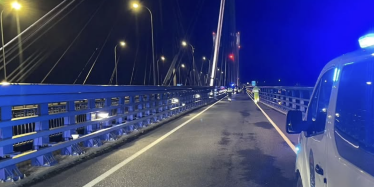 Un operativo de Policía y Bomberos evita que un hombre se arroje desde Rande