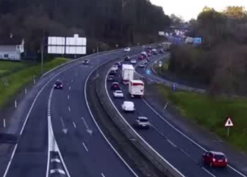 Dos kilómetros de retenciones en la AP-9 tras un accidente en Cabral