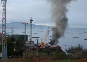 Dos heridos leves en el incendio de un pesquero en un astillero de Moaña