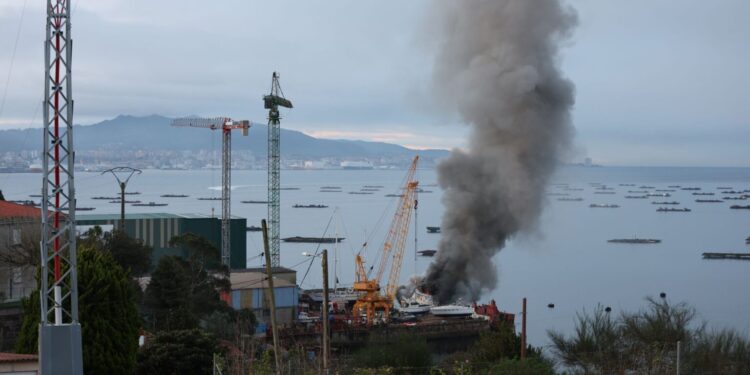 Dos heridos leves en el incendio de un pesquero en un astillero de Moaña