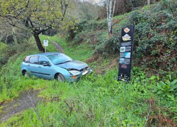 Aparece en Vigo un vehículo abandonado con los airbags activados y las luces encendidas tras un accidente