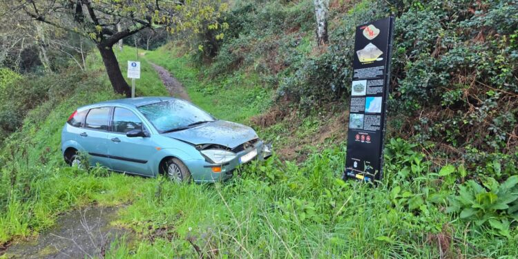 Aparece en Vigo un vehículo abandonado con los airbags activados y las luces encendidas tras un accidente