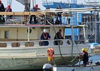 El histórico barco a vapor de la Ría de Vigo zarpa hacia su puesta a punto