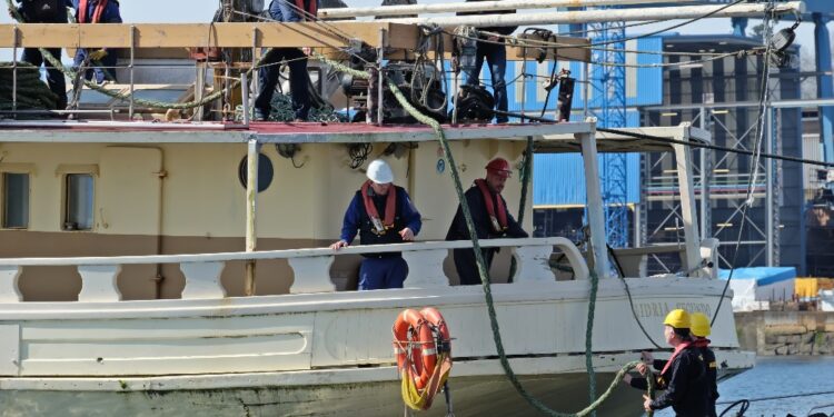 El histórico barco a vapor de la Ría de Vigo zarpa hacia su puesta a punto