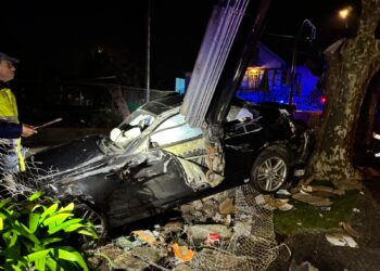 Un joven de 21 años salva la vida tras sufrir una violenta salida de vía