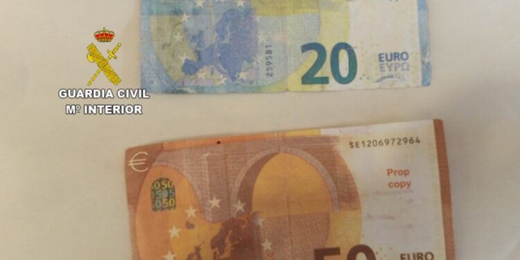 Cazadas una madre y su hija por usar «dinero de cine» tras pagar en varios locales