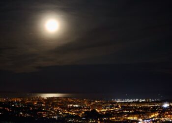La ría de Vigo brilla bajo el eclipse lunar