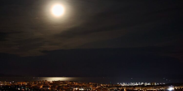 La ría de Vigo brilla bajo el eclipse lunar