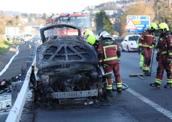 Retenciones en la AP-9 en Vigo por un coche ardiendo