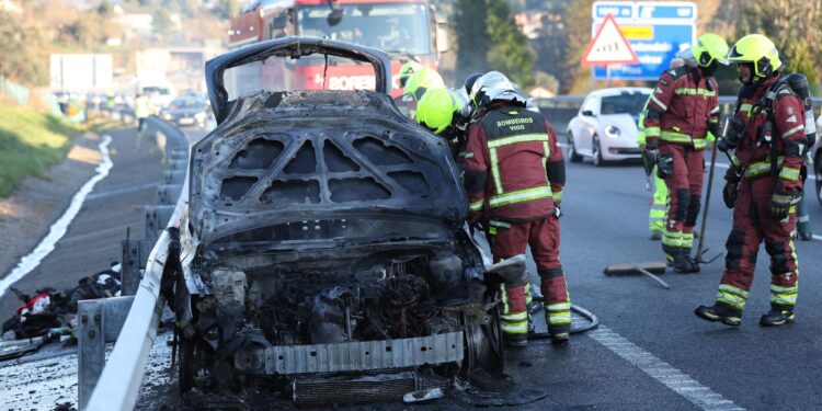 Retenciones en la AP-9 en Vigo por un coche ardiendo