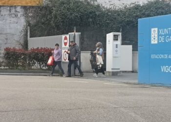 Peligro en la estación de buses de Vigo: el temerario atajo de los viajeros