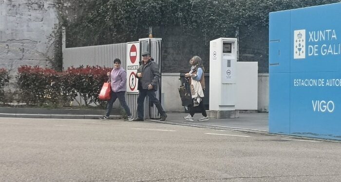 Peligro en la estación de buses de Vigo: el temerario atajo de los viajeros