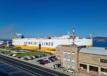 El Grande Napoli sigue anclado en Vigo: incertidumbre y retrasos