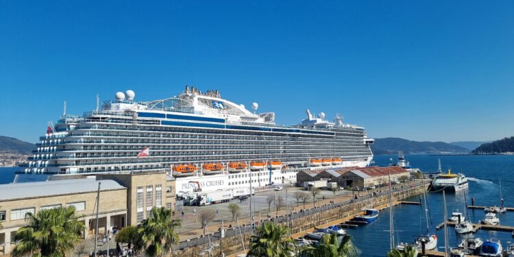 Vigo se viste de lujo y elegancia con la visita del Sky Princess