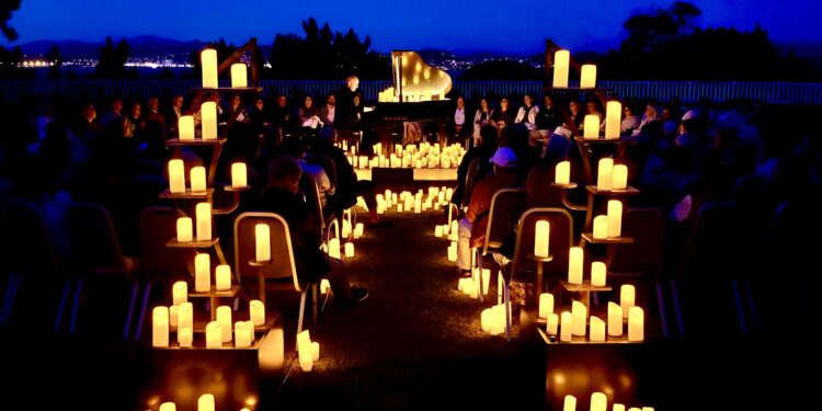 Cita única en la comarca con los grandes temas del cine, un piano de cola y la luz de cientos de velas