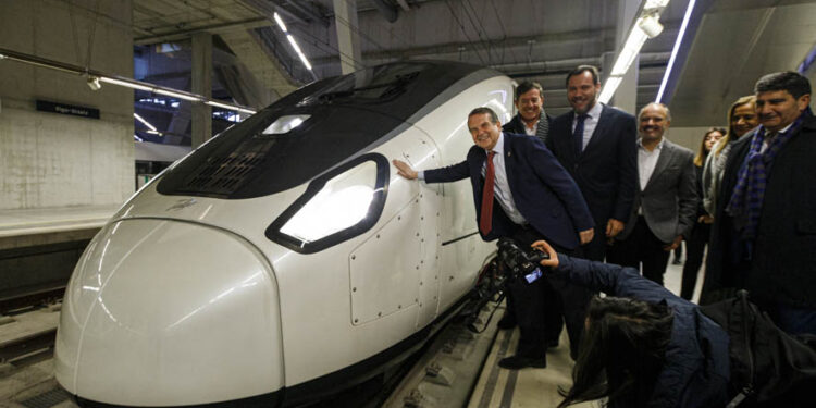 El Gobierno de Sánchez desmiente a Caballero: «No se plantea quitar ninguna parada» del AVE entre Vigo y Madrid