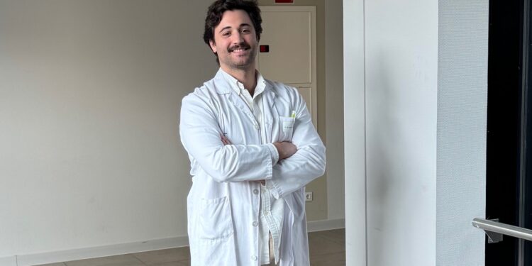 Un joven médico de Vigo gana una beca y hará una doble rotación en dos centros de referencia nacional
