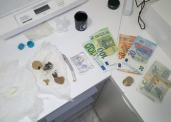 No usa el intermitente y lo detienen por ir drogado y llevar hasta cinco tipos de drogas en el vehículo