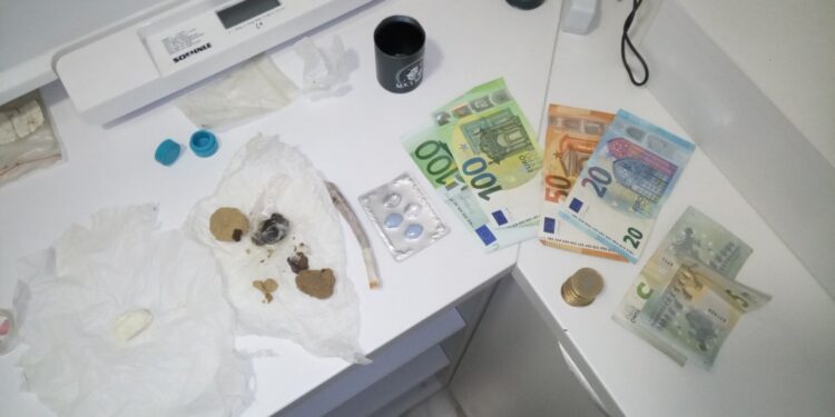 No usa el intermitente y lo detienen por ir drogado y llevar hasta cinco tipos de drogas en el vehículo