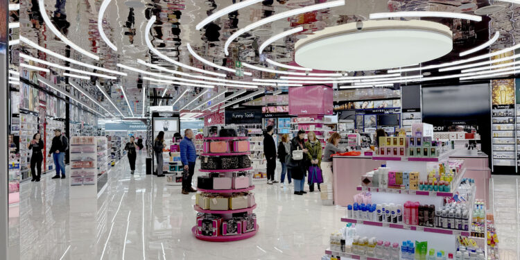 Gran Vía de Vigo ya disfruta del nuevo y renovado local de la cadena líder en perfumes