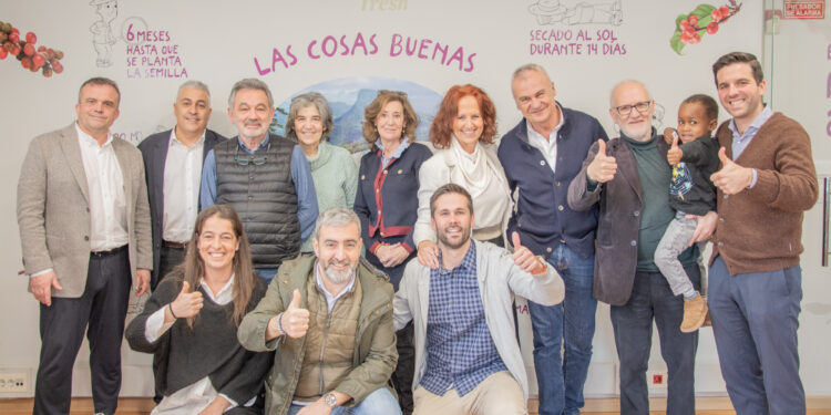 Emotiva despedida de Rayane, un niño togolés operado en Galicia de una cardiopatía