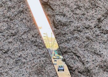 La avenida Castelao vista por una rendija