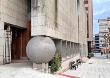 La extraña esfera de la Rúa Fotógrafo Xosé Gil