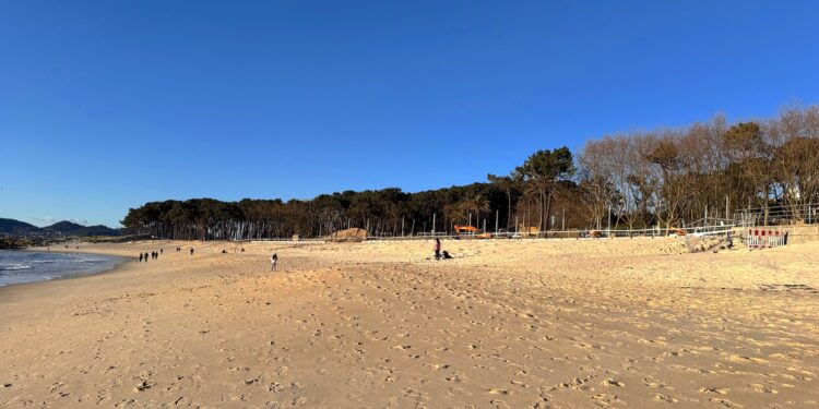 La playa de Samil recupera su verdadera dimensión