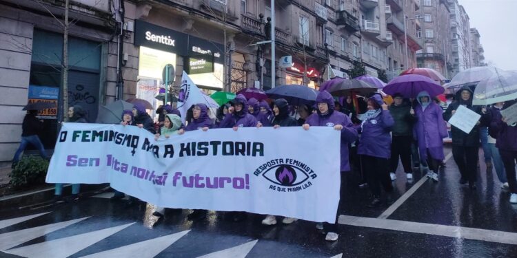 Miles de personas reclaman bajo la lluvia en Galicia igualdad y el fin de las violencias machistas