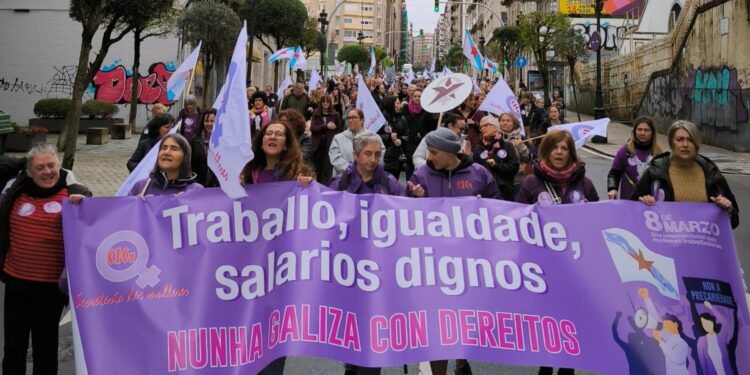 Cientos de personas se manifiestan convocadas por la CIG contra la brecha de género y la discriminación laboral