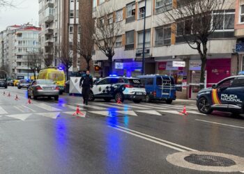 Alarma en Fragoso tras precipitarse una persona desde un edificio y caer sobre unos vehículos