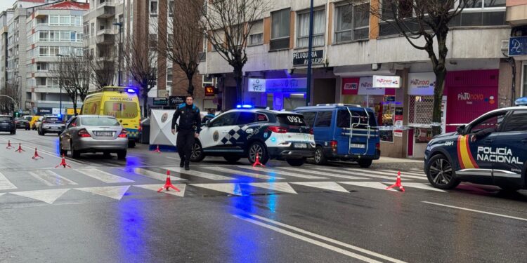 Alarma en Fragoso tras precipitarse una persona desde un edificio y caer sobre unos vehículos