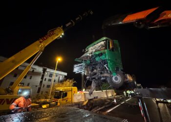 Complicado operativo para retirar el camión siniestrado en la autopista a su llegada a Vigo