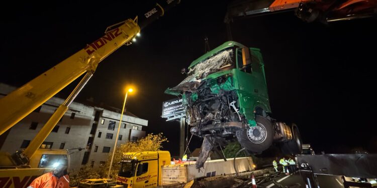 Complicado operativo para retirar el camión siniestrado en la autopista a su llegada a Vigo